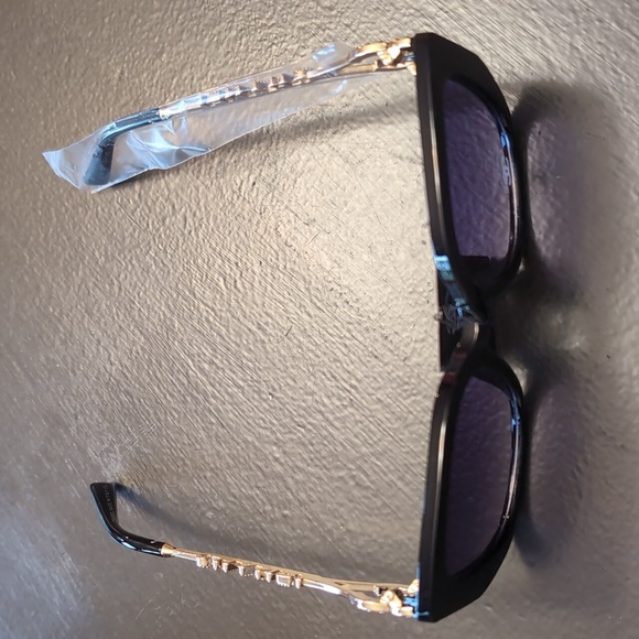 Sunglasses - Picture 3 of 4